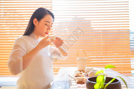 青年女性饮茶图片