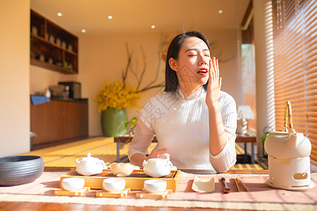 古装女性打哈欠图片