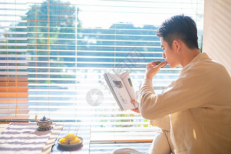 古装男生饮茶看书高清图片