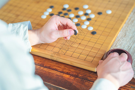 手拿棋子背景图片