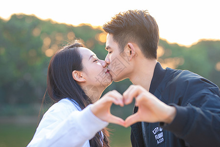 情侣间亲密接触图片 情侣间亲密接触图片大全 情侣间亲密接触背景图片