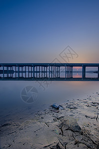 日落的渭河大桥图片
