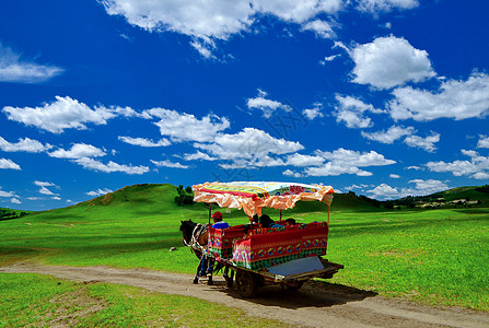 草原旅游呼伦贝尔草原上的马车背景