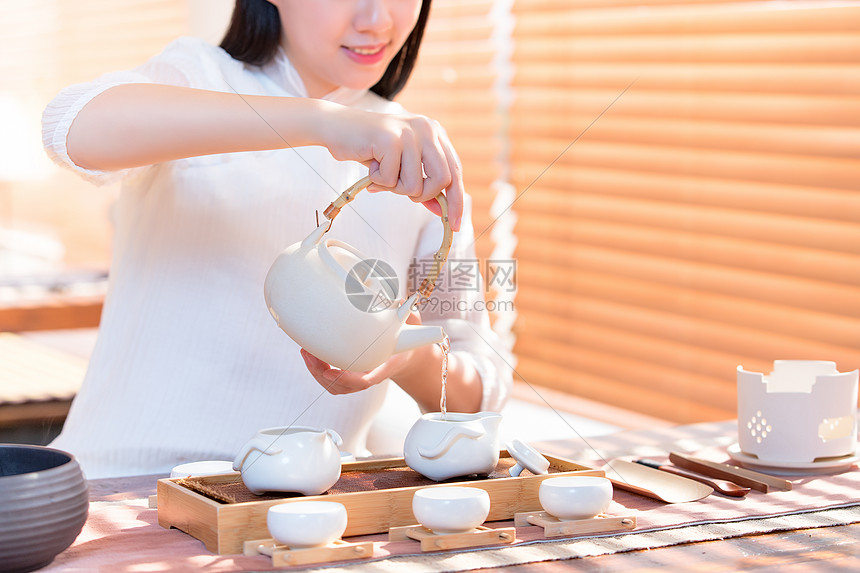 茶艺师倒茶图片