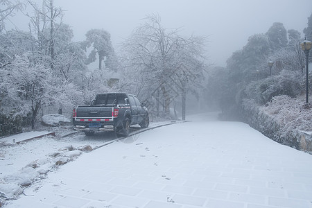 覆盖城市大雪覆盖的道路和抛锚的汽车背景