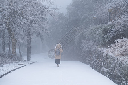 雪天道路风雪中的女子背影背景