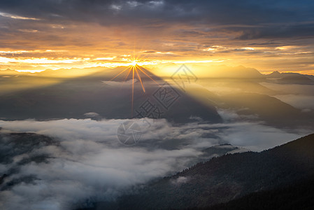 牛背山日出星芒 图片