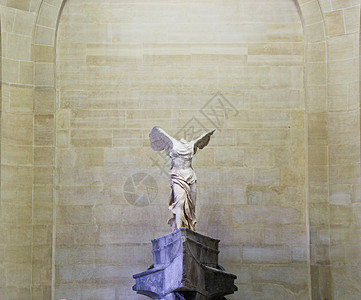 法国巴黎卢浮宫古希腊胜利女神像图片