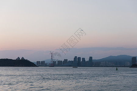 夜幕降临渐变色的海边城市图片