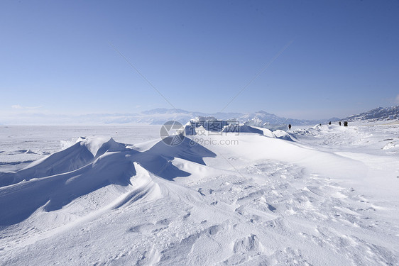 新疆赛里木湖冬季雪山 图片