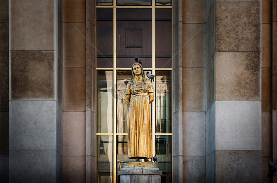 法国巴黎街头金色女神雕塑与鸽子图片