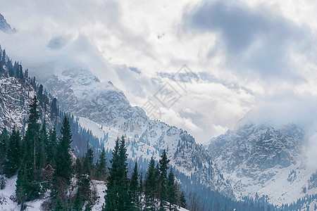 哈萨克斯坦达塔利加尔山雪山背景