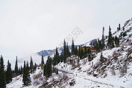 哈萨克斯坦达塔利加尔山雪山背景