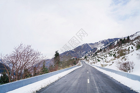 哈萨克斯坦达塔利加尔山雪山背景