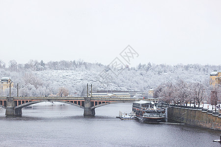 布拉格伏尔塔瓦河雪景图片