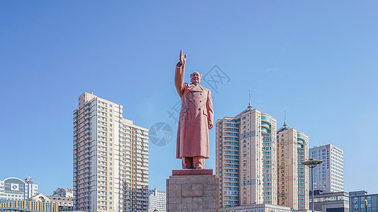 丹东火车站前毛泽东雕像图片