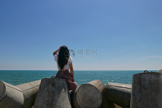 海边远眺的美女背影图片