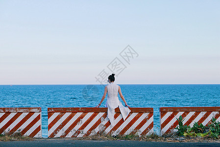 海边少女背影图片