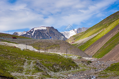 新疆高山白云蓝天风景图片