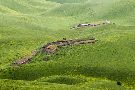 新疆草原牧场山地图片