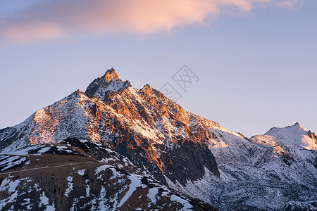 雪山日出四川折多山主峰背景