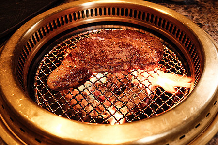 日式烤肉腿肉和牛粒高清图片