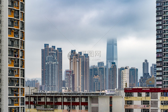 乌云密布下香港民居楼房图片