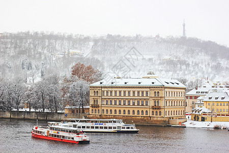 布拉格伏尔塔瓦河雪景图片