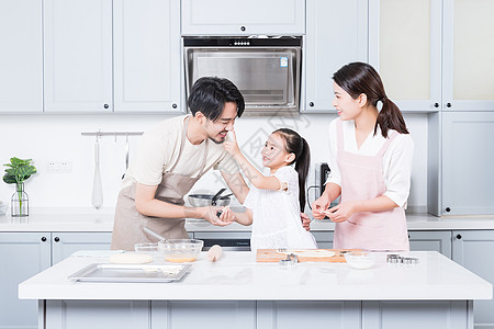 家庭烘焙一家人厨房高清图片