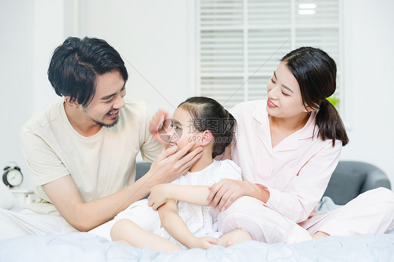 居家生活父母陪伴女儿图片