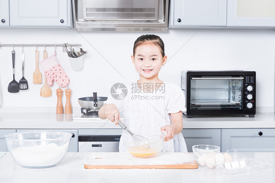儿童烘焙打鸡蛋图片