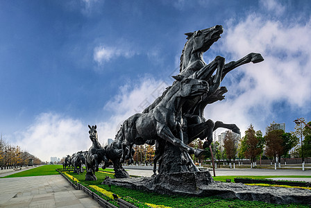南京青奥中心奔腾的马雕塑背景