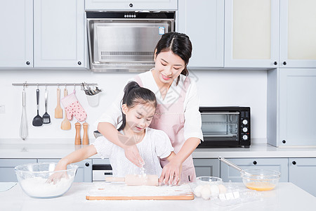 做饭的妈妈妈妈和女儿烘焙背景