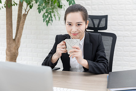 职场女性休闲喝茶背景图片