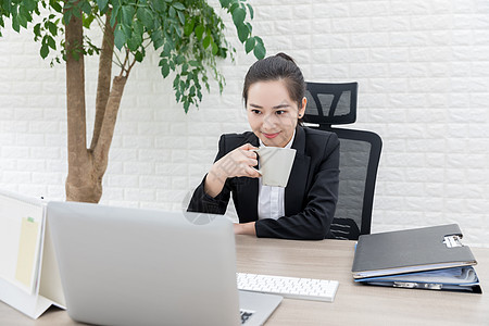 职场女性休闲喝茶图片