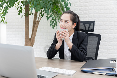 职场女性休闲喝茶背景图片