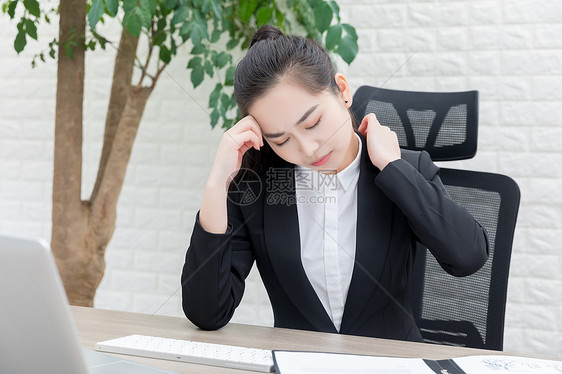 商务女性肩颈酸痛图片