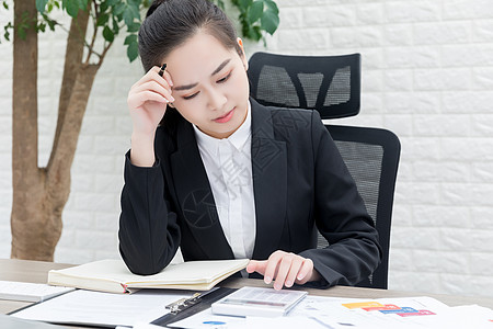 女性职场不适烦恼图片