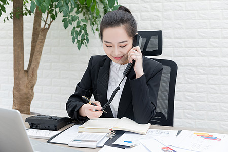 女性职场接听电话记录背景图片