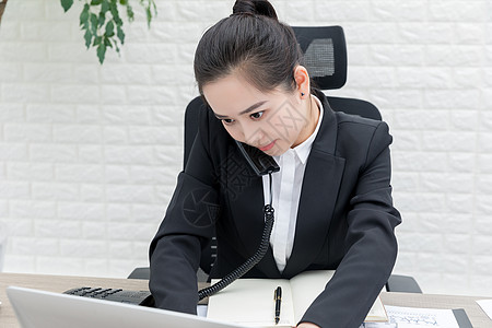 女性职场接听电话记录图片