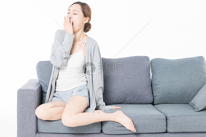年轻女性沙发上打哈欠图片