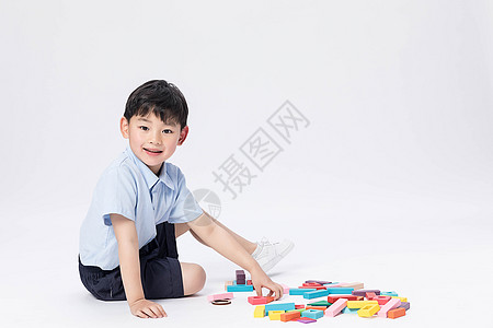 玩积木的小男孩高清图片