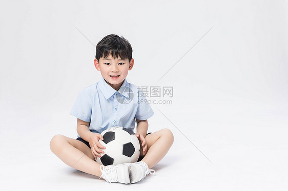 玩足球的男孩图片