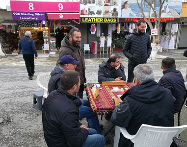 土耳其旅游街景当地人打麻将（该图片未获得人物肖像权， 不建议商用）图片