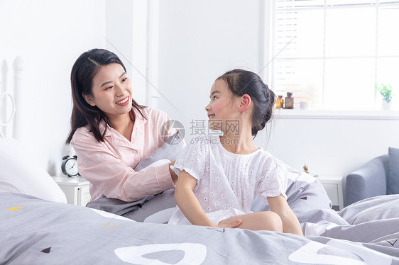 妈妈给女儿扎辫子图片