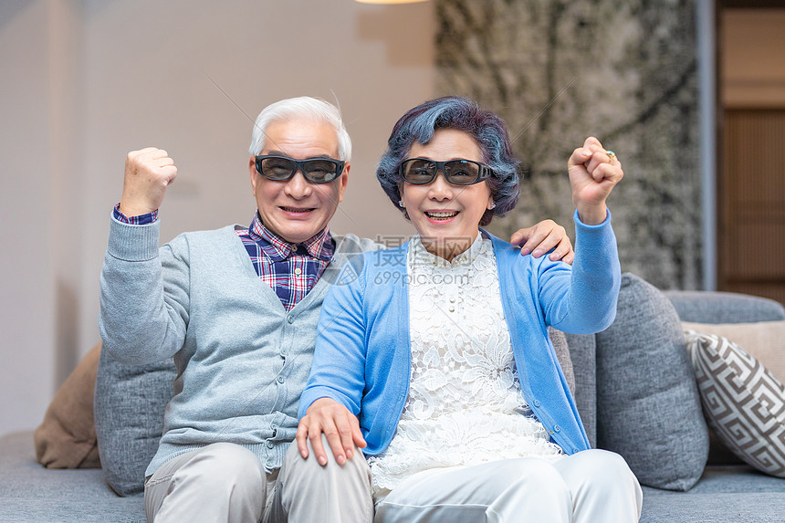戴3D眼镜的老年人加油形象图片