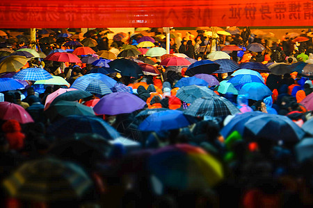 下雨天中超比赛散场人群图片