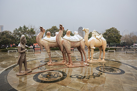 新年中的小雁塔景区骆驼雕塑背景图片
