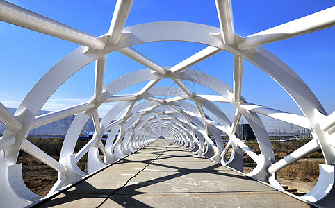钢架结构西安灞河上造型奇特的观光桥背景