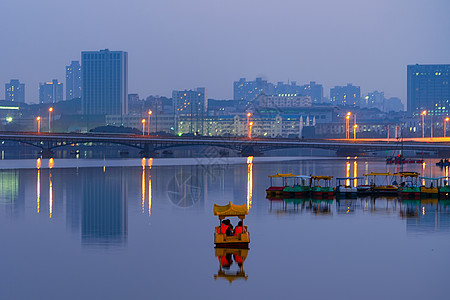 夜晚湖中划船的游人背景